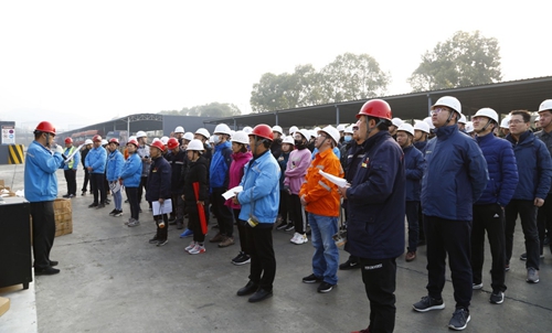 熱火朝天！集團總部140余人到股份公司氯堿分廠開展勞動(圖1)