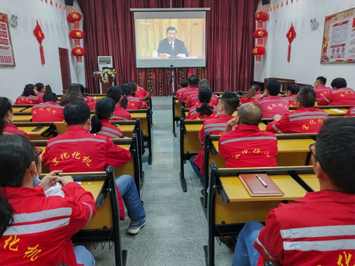 向抗疫英雄致敬！宜化集團(tuán)組織收看全國(guó)抗擊新冠肺炎疫情表彰大會(huì)(圖2)
