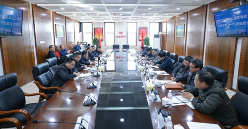 湖北大學(xué)化學(xué)化工學(xué)院院長(zhǎng)張修華一行到訪宜化集團(tuán)(圖1)