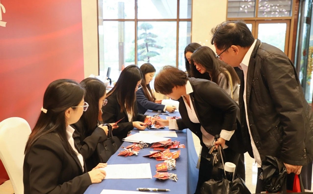 肩負重托共謀發(fā)展！集團七屆二次職代會代表報到并參觀田家河新項目(圖1)