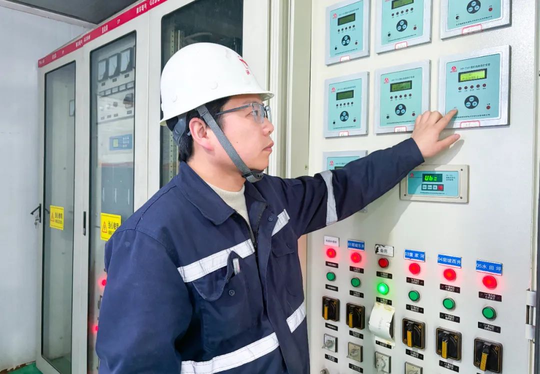 宜化礦業(yè)郭倉(cāng)?。簼M(mǎn)腔熱愛(ài)向機(jī)電，一片初心為礦山(圖3)