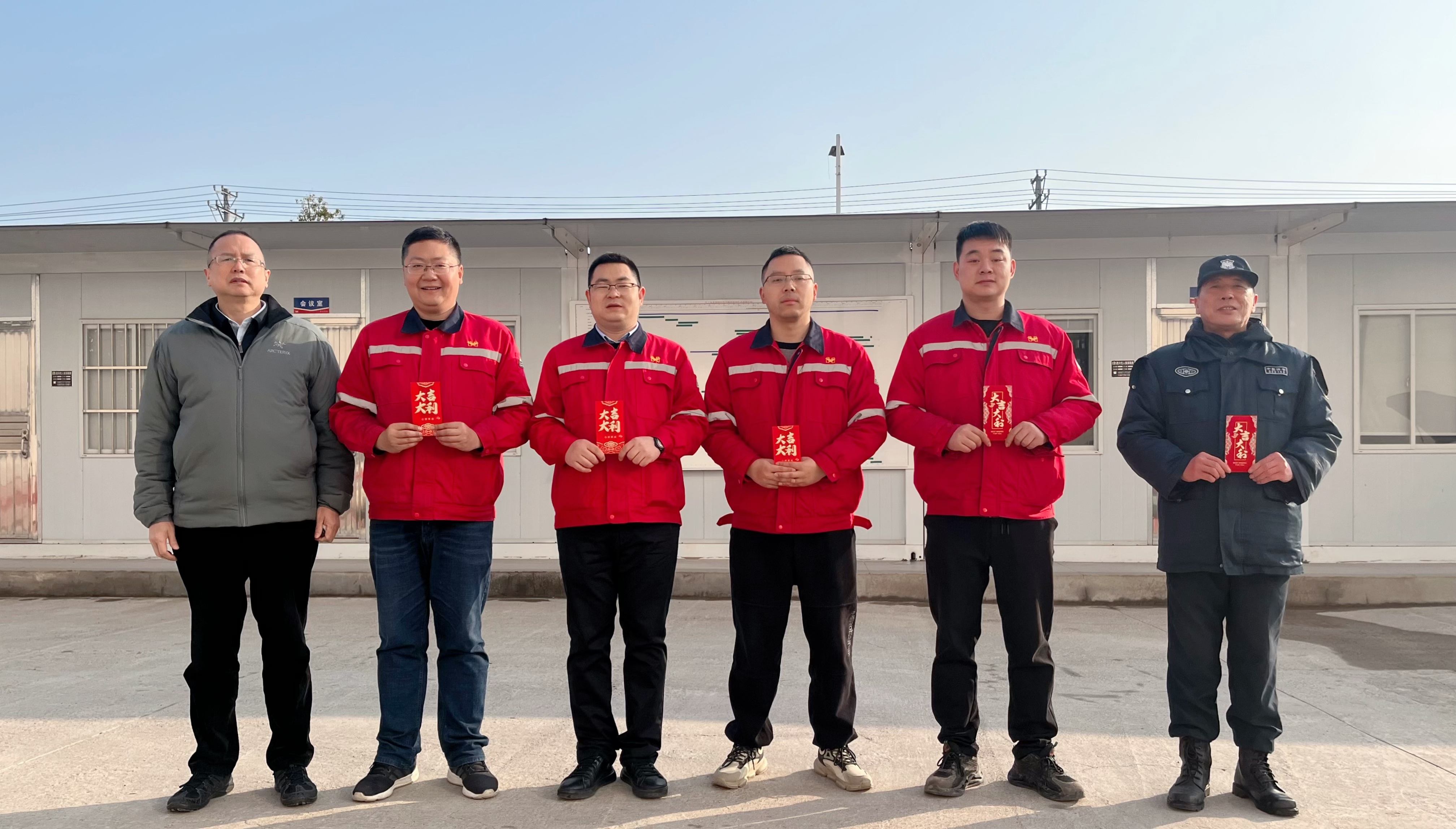 化機(jī)公司黨委書記、董事長(zhǎng)、總經(jīng)理?xiàng)钪袧傻巾?xiàng)目現(xiàn)場(chǎng)走訪慰問(圖2)